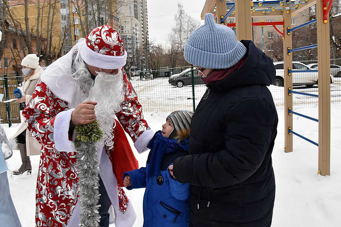 Фоторепортаж: на Среднем Урале стартовала общероссийская акция «Новый год в  каждый дом» - «Уральский рабочий»